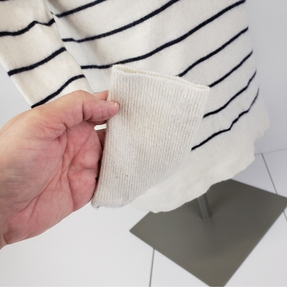 Banana republic sweater with cute lips detail - Picture 5 of 5